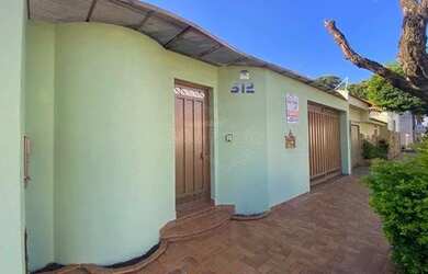 Imagem: A casa possui 3 Dormitórios, 3 Banheiros, 2 Vagas na garagem