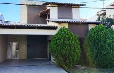 Imagem: A casa possui 3 Dormitórios, 3 Banheiros, 4 Vagas na garagem