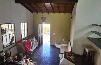 Imagem: A casa possui 3 Dormitórios, 1 Banheiro, 2 Vagas na garagem