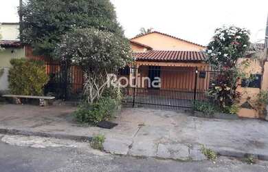 Imagem: A casa possui 3 Dormitórios, 2 Banheiros, 1 Vaga na garagem