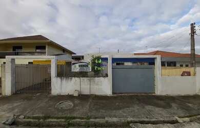 Imagem: A casa possui 4 Dormitórios, 1 Banheiro, 1 Vaga na garagem