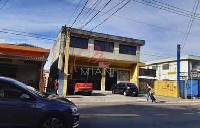 Imagem: O depósito possui 4 Vagas na garagem, 230m² de Área e está