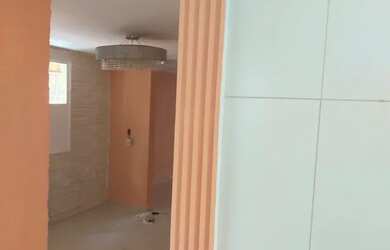 Imagem: A casa possui 2 Dormitórios, 2 Banheiros, 2 Vagas na garagem