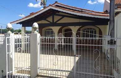 Imagem: A casa possui 3 Dormitórios, 2 Banheiros, 3 Vagas na garagem