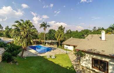 Imagem: A casa em condomínio possui 4 Dormitórios, 5 Banheiros, 650m²