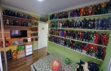 Imagem: A casa possui 3 Dormitórios, 2 Banheiros, 2 Vagas na garagem