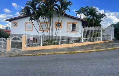 Imagem: A casa possui 4 Dormitórios, 5 Banheiros, 4 Vagas na garagem