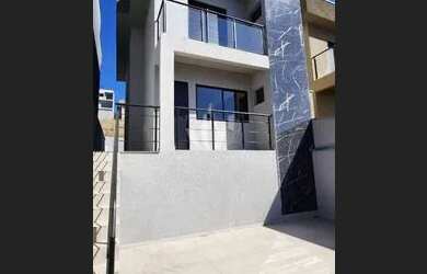 Imagem: A casa possui 3 Dormitórios, 3 Banheiros, 2 Vagas na garagem