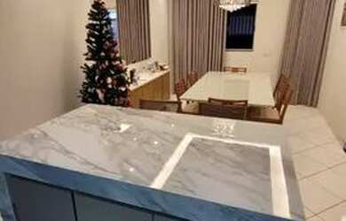 Imagem: A casa possui 2 Dormitórios, 1 Banheiro, 2 Vagas na garagem