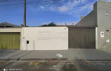 Imagem: A casa possui 2 Dormitórios, 1 Banheiro, 2 Vagas na garagem