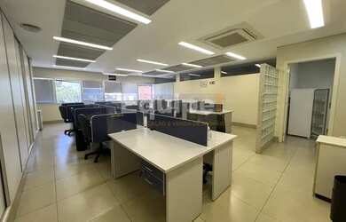 Imagem: O depósito possui 2 Vagas na garagem, 207m² de Área e está