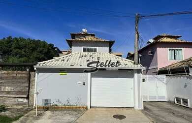 Imagem: A casa possui 3 Dormitórios, 2 Banheiros, 2 Vagas na garagem