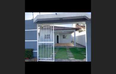 Imagem: A casa possui 3 Dormitórios, 2 Banheiros, 2 Vagas na garagem