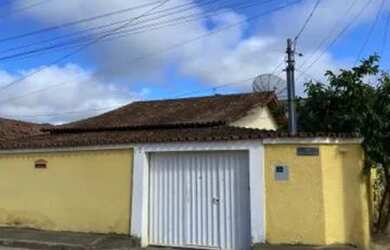 Imagem: A casa possui 4 Dormitórios, 3 Banheiros, 2 Vagas na garagem