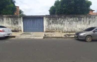 Imagem: A casa possui 1 Dormitório, 2 Banheiros, 2 Vagas na garagem
