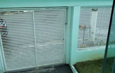 Imagem: A casa possui 3 Dormitórios, 3 Banheiros, 4 Vagas na garagem