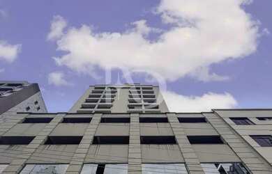 Imagem: O apartamento possui 1 Dormitório, 1 Banheiro, 1 Vaga na garagem