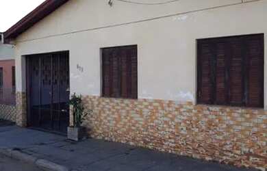 Imagem: A casa possui 3 Dormitórios, 1 Banheiro, 1 Vaga na garagem