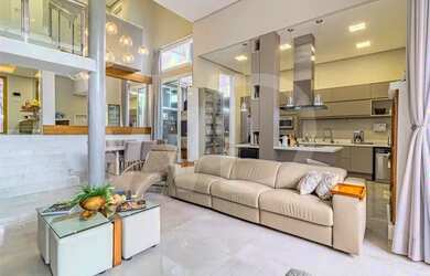 Imagem: A casa possui 4 Dormitórios, 5 Banheiros, 2 Vagas na garagem