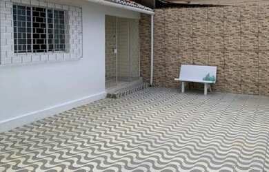 Imagem: A casa possui 3 Dormitórios, 1 Banheiro, 1 Vaga na garagem