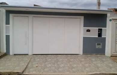 Imagem: A casa possui 2 Dormitórios, 2 Banheiros, 1 Vaga na garagem