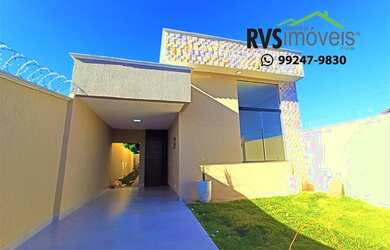 Imagem: A casa possui 3 Dormitórios, 2 Banheiros, 2 Vagas na garagem