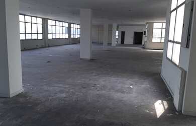 Imagem: O depósito possui 5 Vagas na garagem, 700m² de Área e está