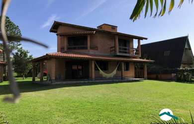 Imagem: A casa possui 3 Dormitórios, 2 Banheiros, 5 Vagas na garagem