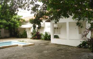 Imagem: A casa possui 4 Dormitórios, 4 Banheiros, 5 Vagas na garagem