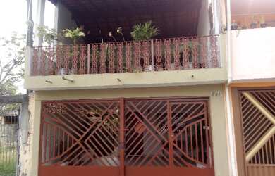 Imagem: A casa possui 3 Dormitórios, 2 Banheiros, 2 Vagas na garagem