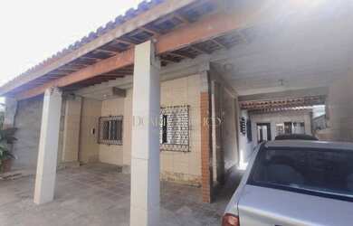 Imagem: A casa possui 3 Dormitórios, 3 Banheiros, 5 Vagas na garagem