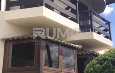 Imagem: A casa possui 4 Dormitórios, 5 Banheiros, 4 Vagas na garagem