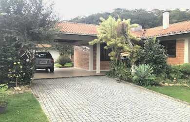 Imagem: A casa possui 5 Dormitórios, 5 Banheiros, 2 Vagas na garagem