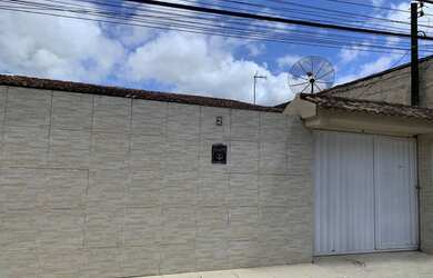 Imagem: A casa possui 3 Dormitórios, 2 Banheiros, 3 Vagas na garagem