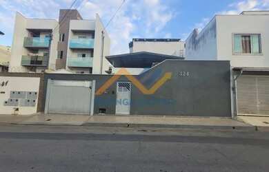 Imagem: A casa possui 3 Dormitórios, 2 Banheiros, 3 Vagas na garagem