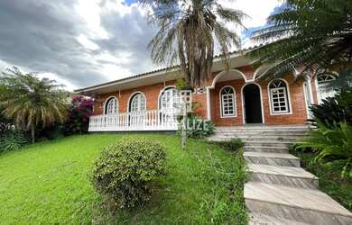 Imagem: A casa possui 4 Dormitórios, 1 Banheiro, 4 Vagas na garagem