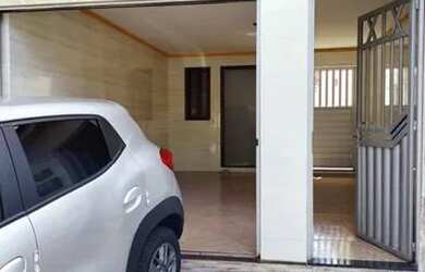 Imagem: A casa possui 2 Dormitórios, 2 Banheiros e 1 Vaga na garagem