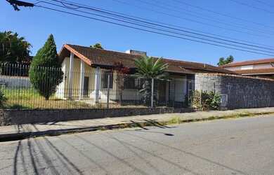 Imagem: A casa possui 3 Dormitórios, 2 Banheiros, 200m² de Área e