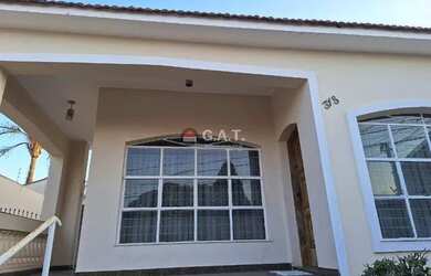 Imagem: A casa possui 3 Dormitórios, 1 Banheiro, 2 Vagas na garagem