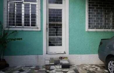 Imagem: A casa possui 2 Dormitórios, 1 Banheiro, 2 Vagas na garagem