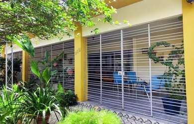 Imagem: A casa possui 4 Dormitórios, 5 Banheiros, 3 Vagas na garagem