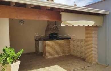 Imagem: A casa possui 3 Dormitórios, 2 Banheiros, 2 Vagas na garagem