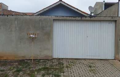 Imagem: A casa possui 2 Dormitórios e 1 Banheiro e está localizado