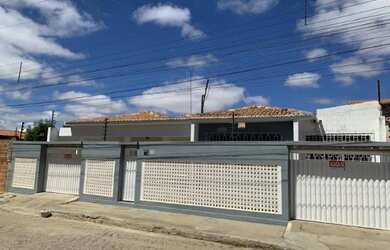 Imagem: A casa possui 4 Dormitórios, 3 Banheiros, 4 Vagas na garagem