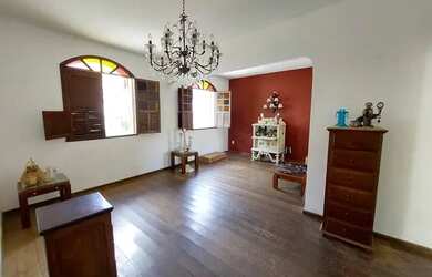 Imagem: A casa possui 3 Dormitórios, 1 Banheiro, 2 Vagas na garagem