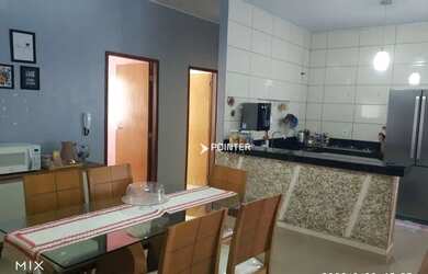 Imagem: A casa possui 3 Dormitórios, 4 Banheiros, 3 Vagas na garagem