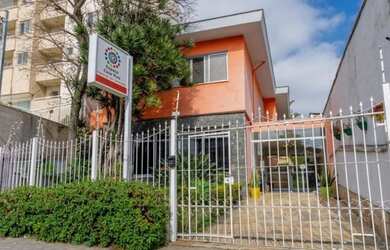 Imagem: A casa possui 3 Dormitórios, 4 Banheiros, 5 Vagas na garagem