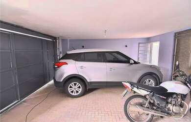 Imagem: A casa possui 2 Dormitórios, 2 Banheiros, 2 Vagas na garagem