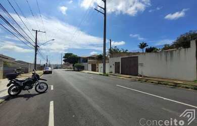 Imagem: A casa possui 2 Dormitórios, 2 Banheiros, 2 Vagas na garagem