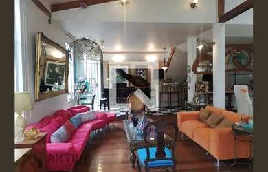 Imagem: A casa possui 4 Dormitórios, 5 Banheiros, 4 Vagas na garagem